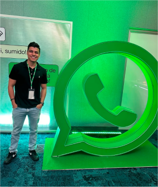 Thiago Fraga em evento do WhatsApp Business
